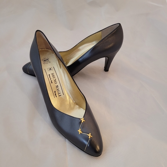 Vintage silvery Navy Bruno Magli Size 8 AAA Navy Leather Heels - Picture 3 of 5